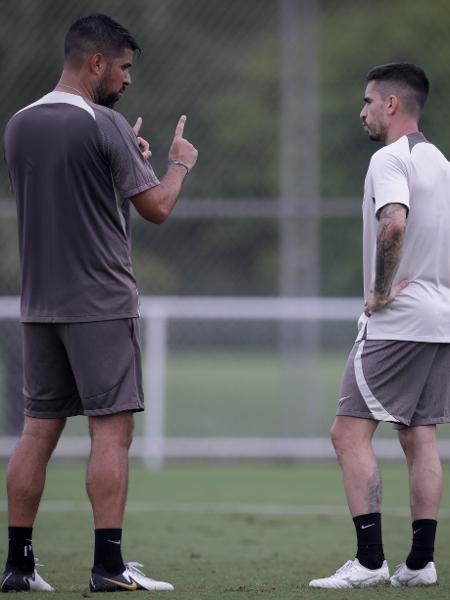 António Oliveira conversa com Igor Coronado em treino do Corinthians