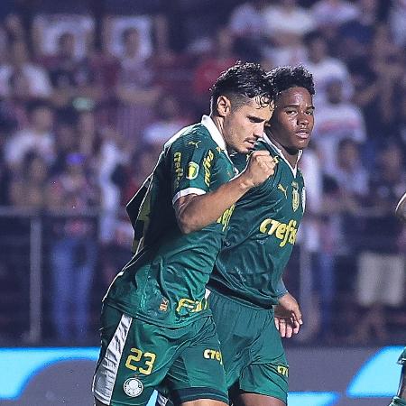 Raphael Veiga, do Palmeiras, comemora após marcar contra o São Paulo, pelo Paulistão - Ettore Chiereguini/Agif