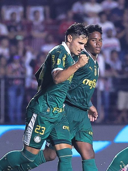 Raphael Veiga, do Palmeiras, comemora após marcar contra o São Paulo, pelo Paulistão