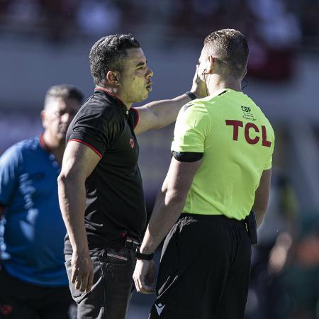 O árbitro Jair Ventura, do Atlético-GO, reclamando com a equipe de arbitragem durante o jogo contra o Flamengo, pelo Brasileirão