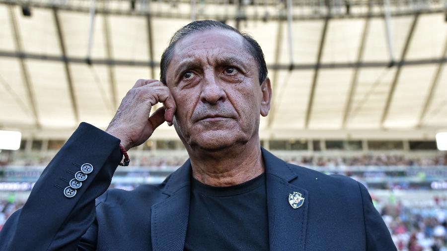 Ramón Díaz, técnico do Vasco, durante jogo contra o Fluminense