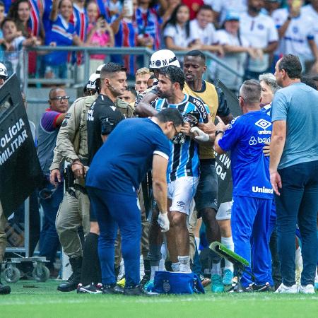 Diego Costa parte para cima do quarto árbitro de Bahia x Grêmio - Jhony Pinho/AGIF