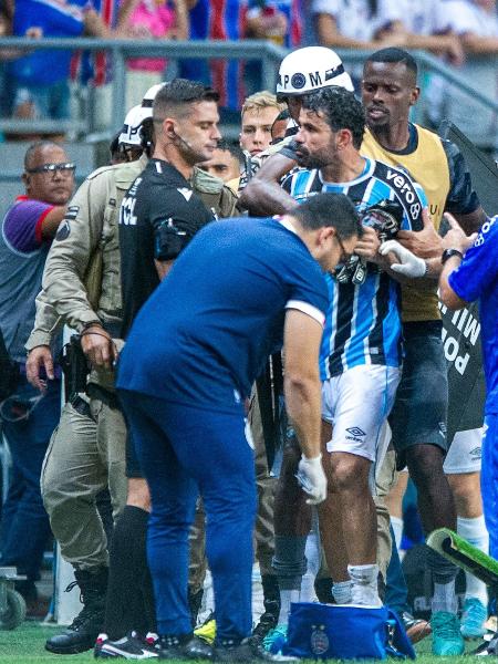 Diego Costa parte para cima do quarto árbitro de Bahia x Grêmio