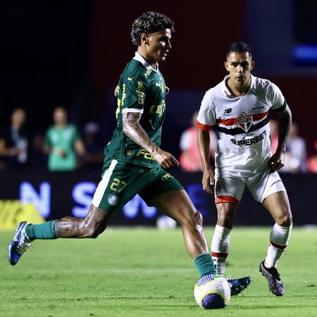 Igor Vinícius e Ríos em ação no jogo São Paulo x Palmeiras, pelo Brasileiro