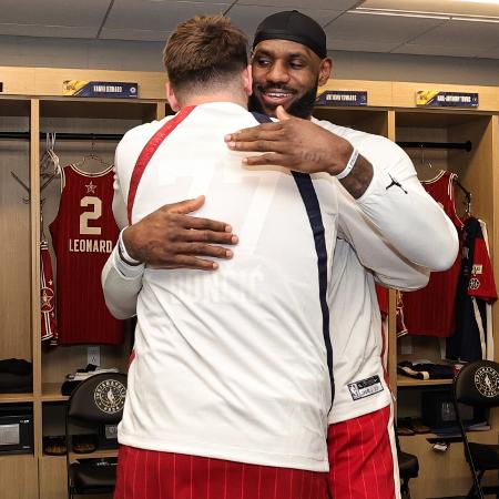 LeBron James cumprimenta Luka Doncic durante o All-Star Game de 2024