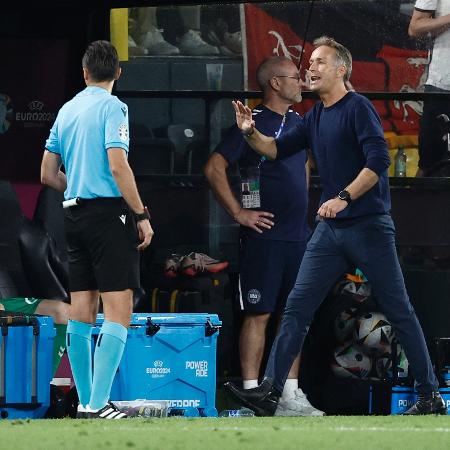 Técnico da Dinamarca, Kasper Hjulmand, reclama com o árbitro durante a derrota para a Alemanha