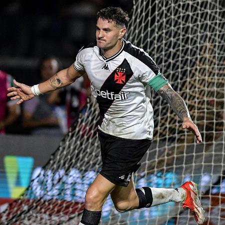Vegetti comemora gol em Vasco x Fortaleza, confronto do Campeonato Brasileiro