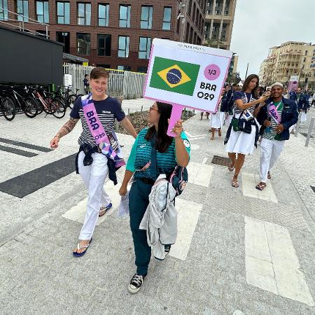 Raquel Kochhann, porta-bandeira do Brasil, antes da cerimônia de abertura das Olimpíadas de Paris