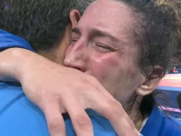Judô: Mayra Aguiar chora e abraça repórter da Globo após derrota na estreia