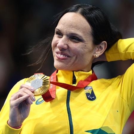 Carol Santiago no pódio após receber o ouro dos 50m livre S13 dos Jogos Paralímpicos