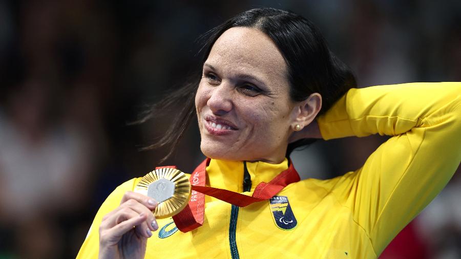 Carol Santiago no pódio após receber o ouro dos 50m livre S13 dos Jogos Paralímpicos