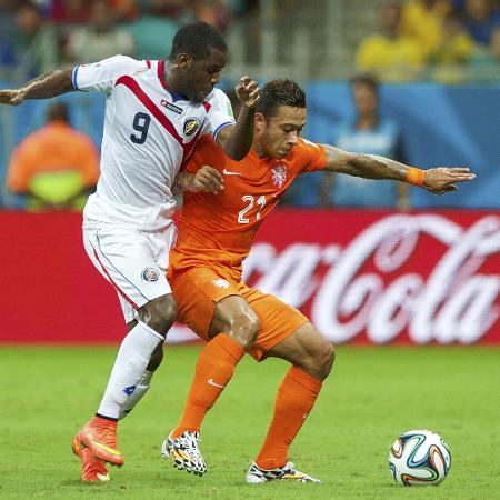 Memphis Depay e Joel Campbell em ação durante jogo entre Holanda e Costa Rica pela Copa do Mundo de 2014