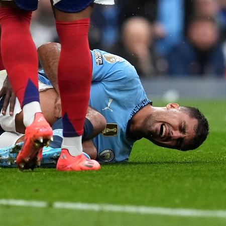 Rodri, do Manchester City, lesionou o joelho na partida contra o Arsenal, pelo Inglês