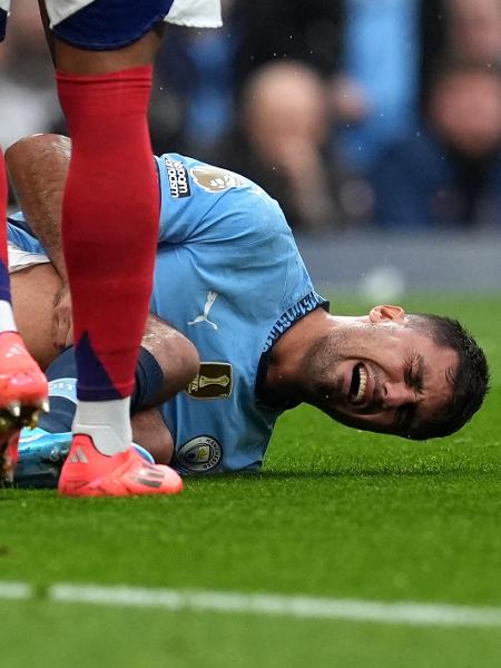 Rodri, do Manchester City, lesionou o joelho na partida contra o Arsenal, pelo Inglês