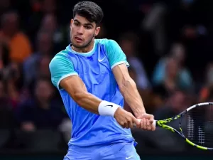 Sem Sinner e Djokovic no caminho, Alcaraz vence estreia no Masters de Paris