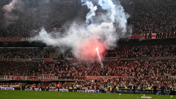 Torcedores fizeram festa nas arquibancadas do Monumental de Núñez antes de bola rolar