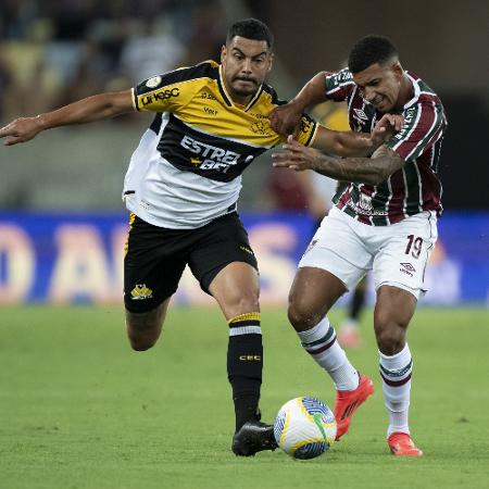 Kauã Elias e Barreto em ação durante jogo entre Fluminense e Criciúma pelo Brasileirão - Jorge Rodrigues/AGIF