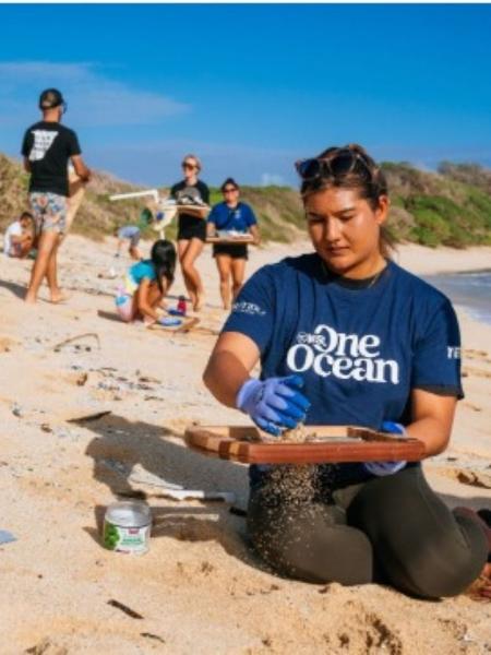 Surfista costa-riquenha Bryssa Hennessy participa de ação ecológica da World Surf League