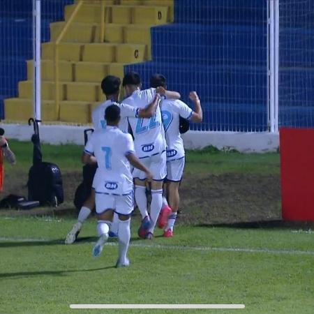 Jogadores do Cruzeiro comemoram gol sobre o Imperatriz-MA na Copinha