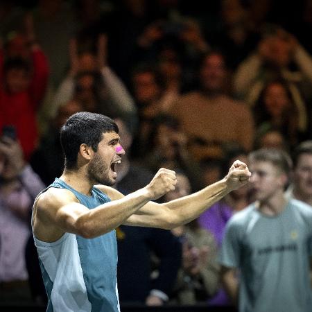 Carlos Alcaraz comemora o título do ATP 500 de Roterdã, na Holanda Carlos Alcaraz comemora o título do ATP 500 de Roterdã, na Holanda