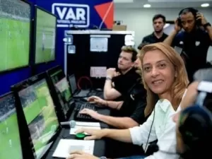 Entre o meme de Leila Pereira no VAR e o penal mal marcado