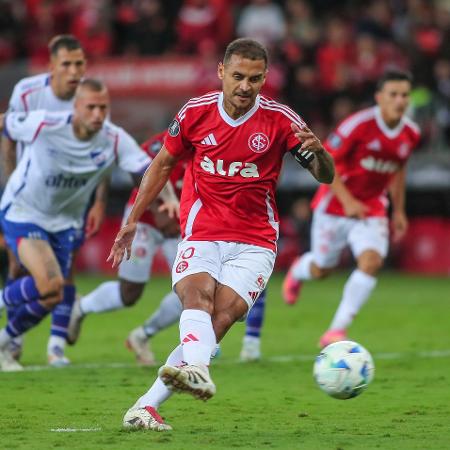 Alan Patrick bate pênalti durante Inter x Nacional, duelo da Libertadores Alan Patrick bate pênalti durante Inter x Nacional, duelo da Libertadores