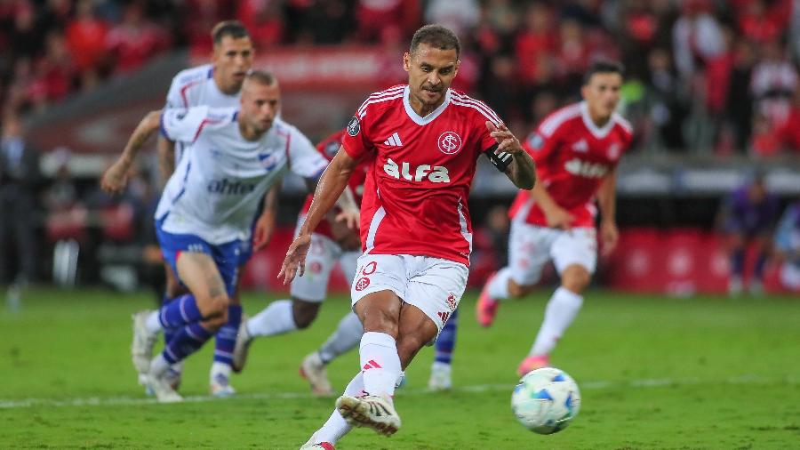 Alan Patrick bate pênalti durante Inter x Nacional, duelo da Libertadores Alan Patrick bate pênalti durante Inter x Nacional, duelo da Libertadores
