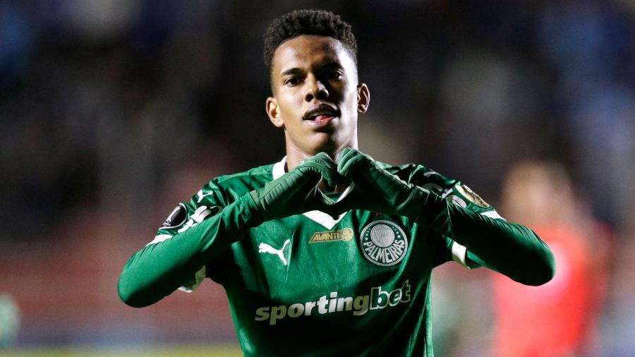 Estêvão comemora gol e seus 18 anos Estêvão comemora gol e seus 18 anos