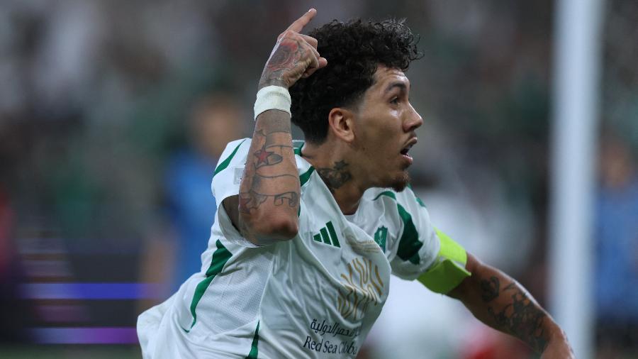 Firmino comemora gol marcado por companheiros no Al-Ahli Firmino comemora gol marcado por companheiros no Al-Ahli