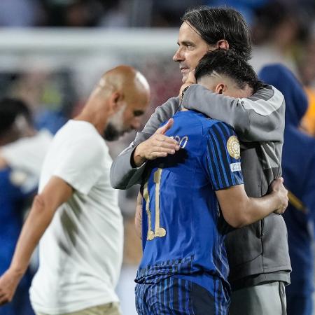 Simone Inzaghi, técnico do Al-Hilal, abraça o atacante Marcos Leonardo enquanto o Pep Guardiola, técnico do Manchester City, deixa o gramado ao fundo