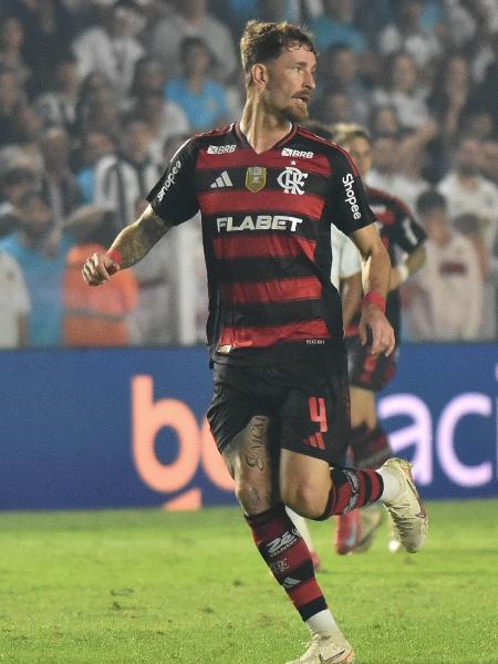 Léo Pereira, zagueiro do Flamengo, durante duelo com o Santos, pelo Brasileiro