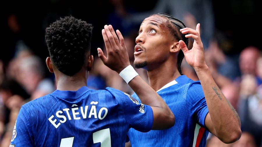 João Pedro comemora com Estêvão após marcar pelo Chelsea João Pedro comemora com Estêvão após marcar pelo Chelsea