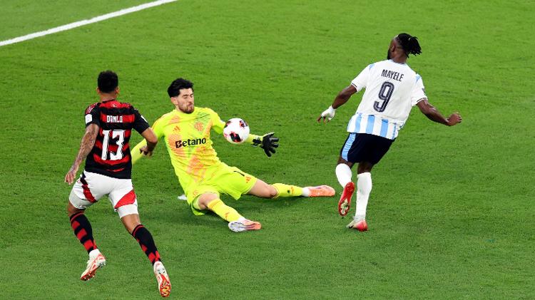 Rossi defende chute de Mayele durante Flamengo x Pyramids, duelo do Mundial