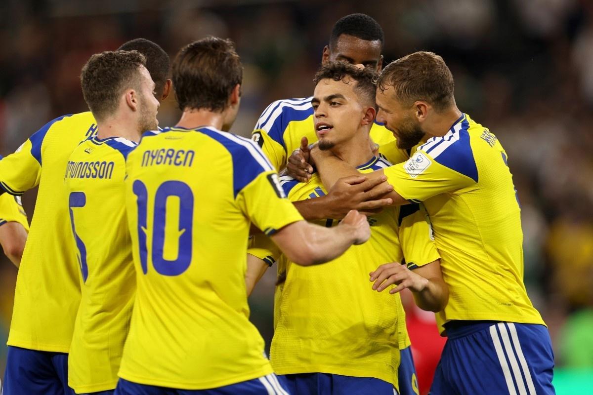 Jogadores da Suécia comemoram o gol marcado por Ayari contra a Tunísia, na Copa do Mundo - undefined