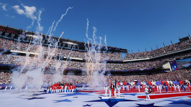 Apresentação em homenagem aos 250 anos de independência dos Estados Unidos que aconteceu antes de Paraguai x França na Copa do Mundo