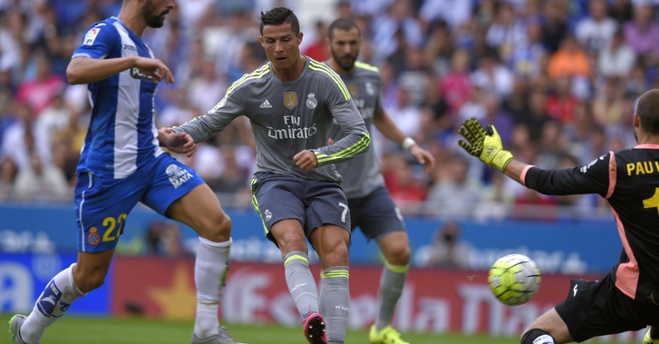 Cristiano Ronaldo bate na saída do goleiro Pau Lopez e marca para o Real Madrid frente ao Espanyol