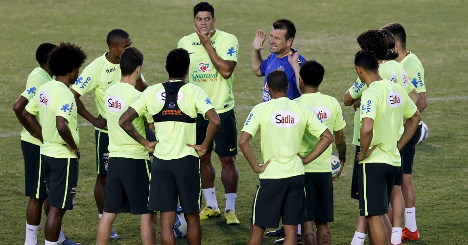 Jogadores da seleção brasileira se reúnem com o técnico Dunga durante treino em Fortaleza para as Eliminatórias Sul-americanas