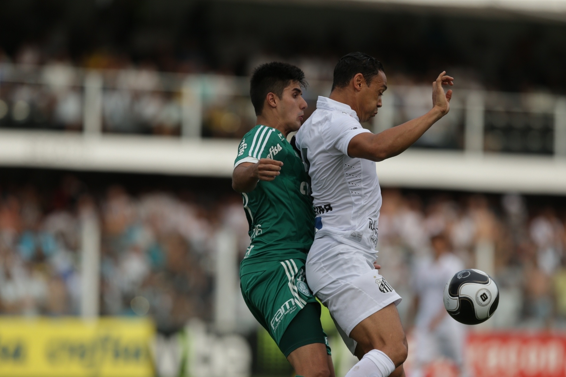Thiago Martins disputa bola com Ricardo Oliveira no clássico entre Palmeiras e Santos, no Paulistão - Danilo Verpa/Folhapress