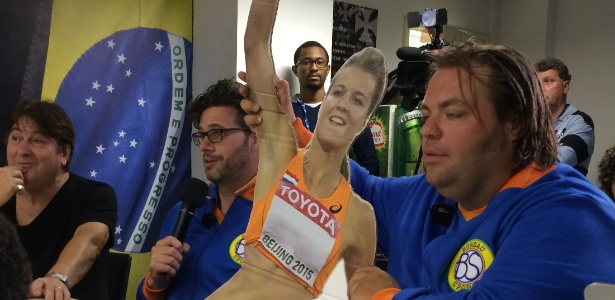 Jornalistas holandeses seguram imagem de Dafne Schippers em coletiva do Vasco - Bruno Braz / UOL Esporte