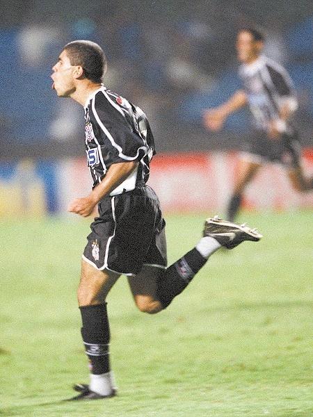 Ricardinho comemora gol em histórica vitória do Corinthians sobre o Santos no Paulistão de 2001 - Jefferson Coppola/Folhapress