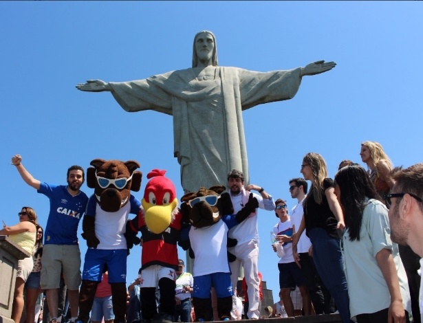 Os mascotes de Flamengo e Cruzeiro estiveram no Cristo Redentor nesta quarta-feira (6) - Divulgação Cruzeiro