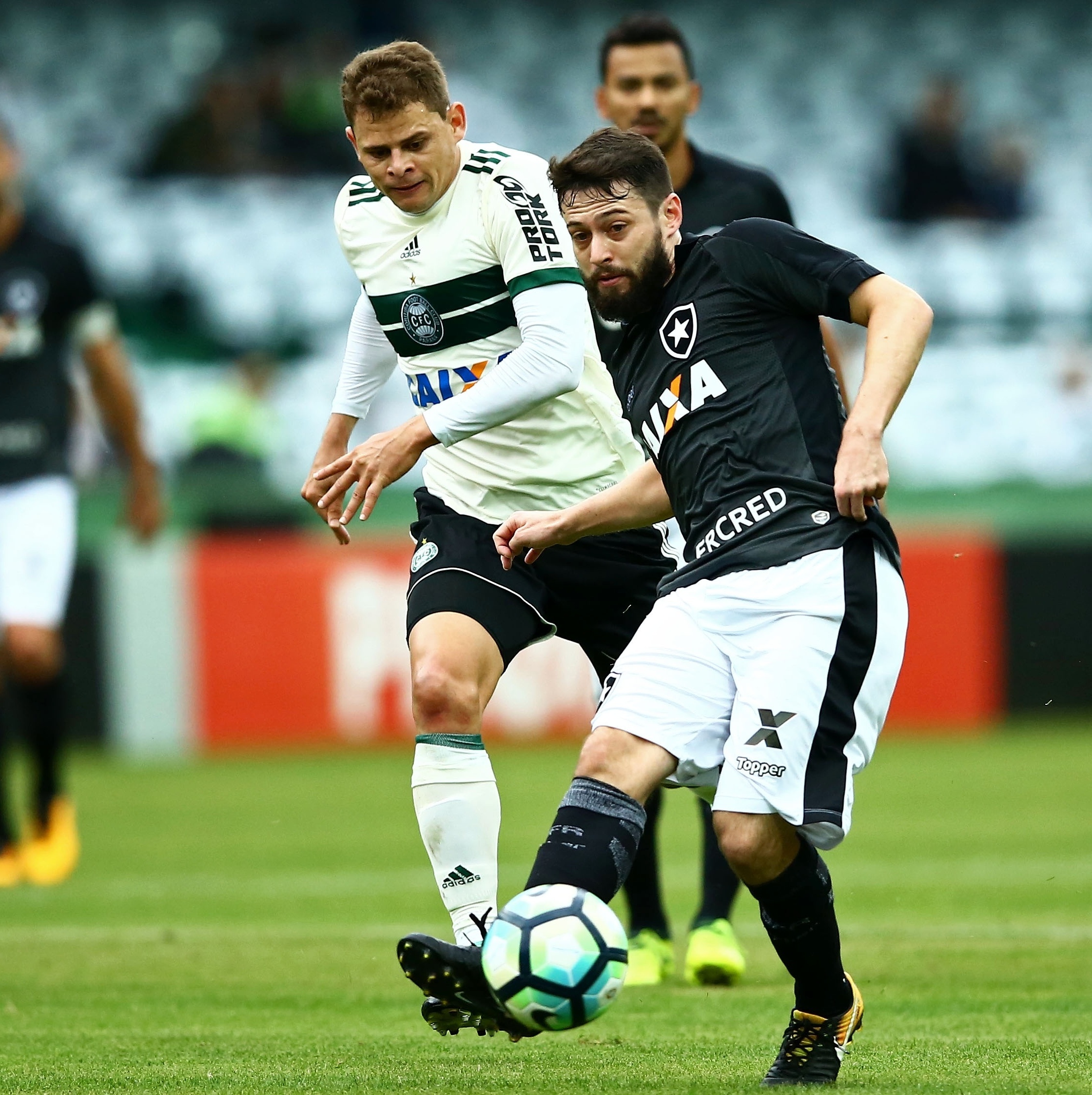 Victor Luís exalta gol e vitória do Coritiba sobre Athletico-PR: 'Não tem  jogo melhor para vencer