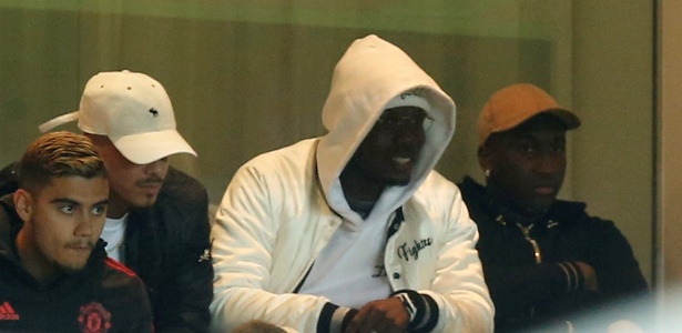 Paul Pogba assiste ao jogo do United contra Derby County ao lado de Andreas Pereira - Andrew Yates/Reuters