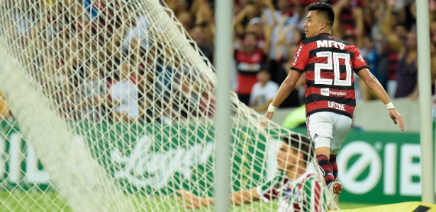 Fernando Uribe comemora após marcar pelo Flamengo contra o Fluminense - Thiago Ribeiro/AGIF
