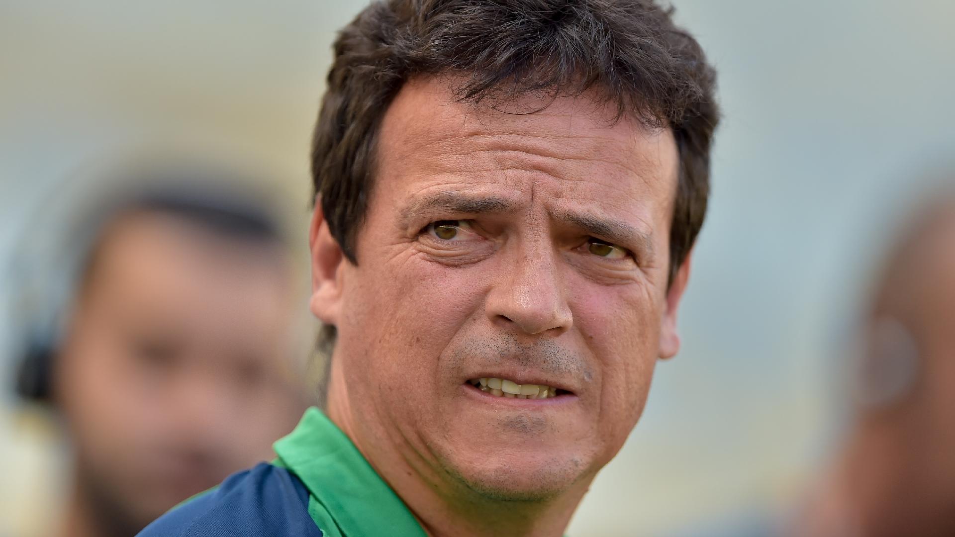 Fernando Diniz, técnico do Fluminense, comanda o time contra a Cabofriense
