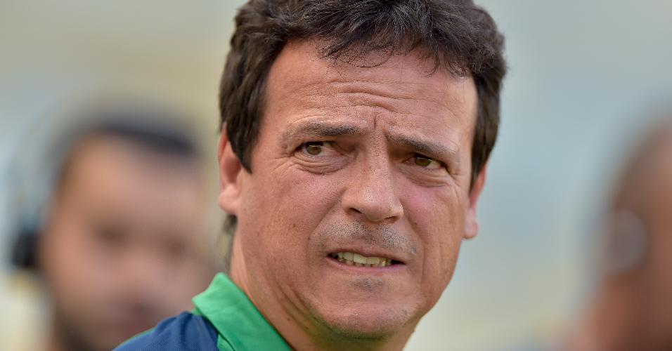 Fernando Diniz, técnico do Fluminense, comanda o time contra a Cabofriense