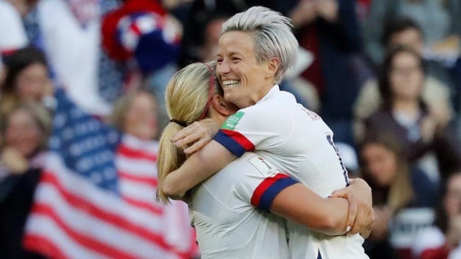 Lindsey Horan e Megan Rapinoe comemoram gol dos Estados Unidos na Copa do Mundo de futebol feminino - Bernadett Szabo/Reuters