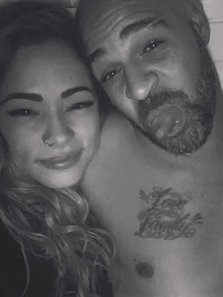 Adriano posta foto ao lado da namorada - Reprodução/Instagram