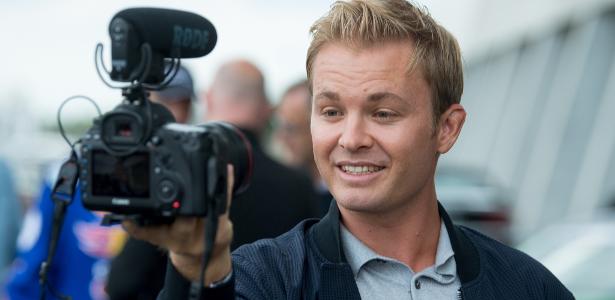 Rosberg is given an electric car and asks for help starting it;  Appearance