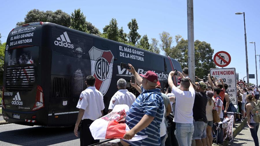 O ônibus com a equipe do River Plate saindo do estádio Monumental, em Buenos Aires, em direção ao aeroporto para a ida até Lima - Juan Mabromata/AFP
